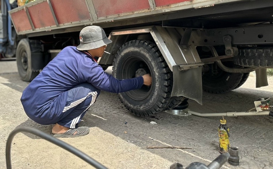 Vá vỏ xe tải giá tốt tại Bến Cát