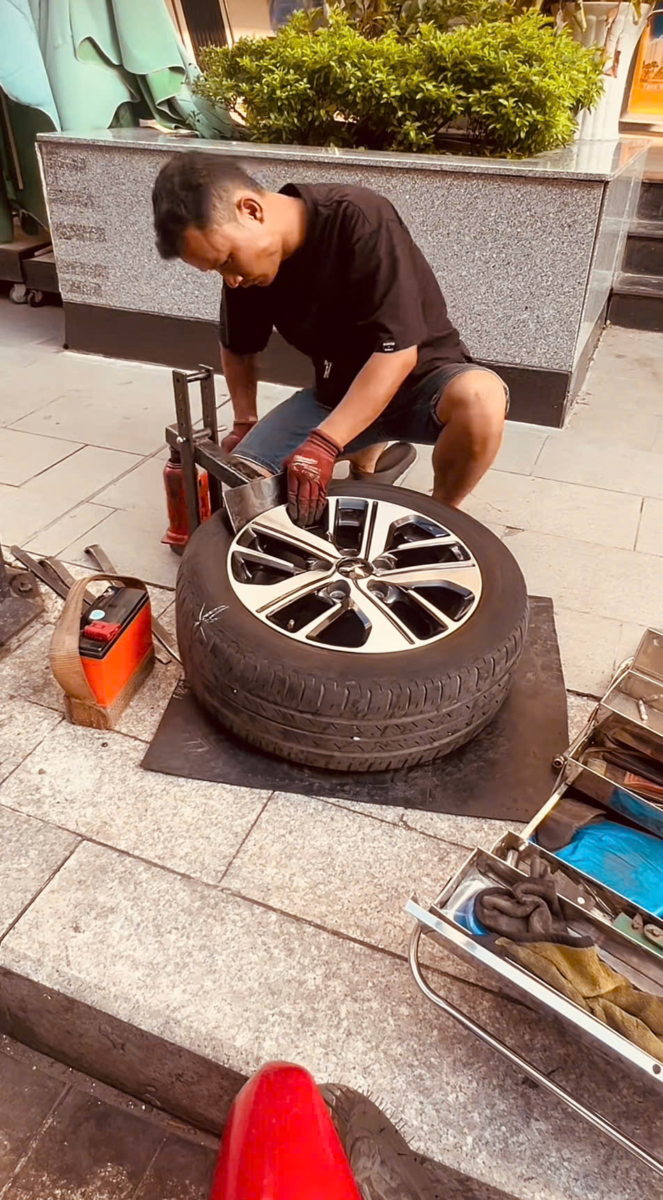 Thay lốp dự phòng tận nơi Sài Gòn