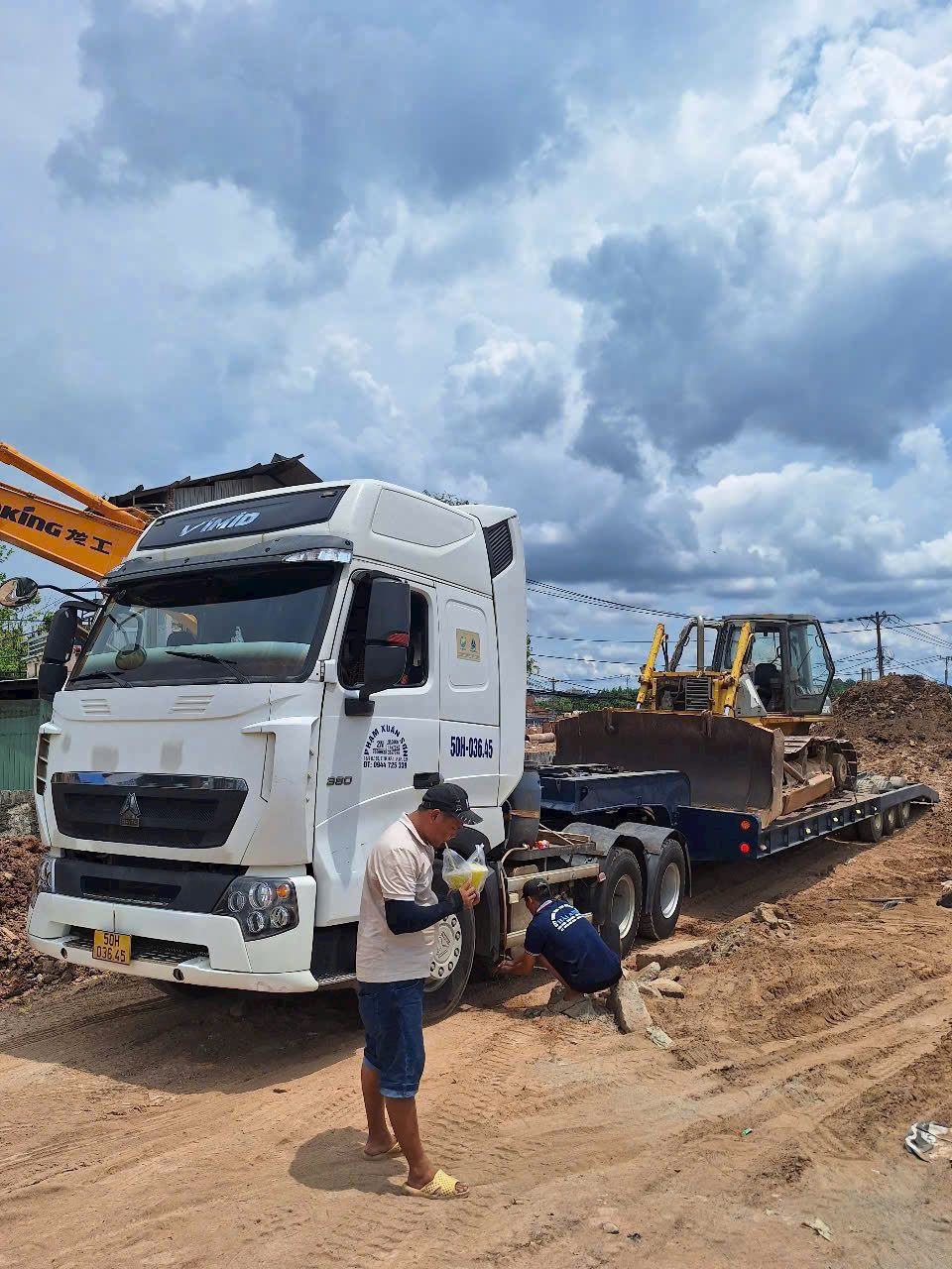 Vá vỏ xe tải - container tại khu công nghiệp Mỹ phước