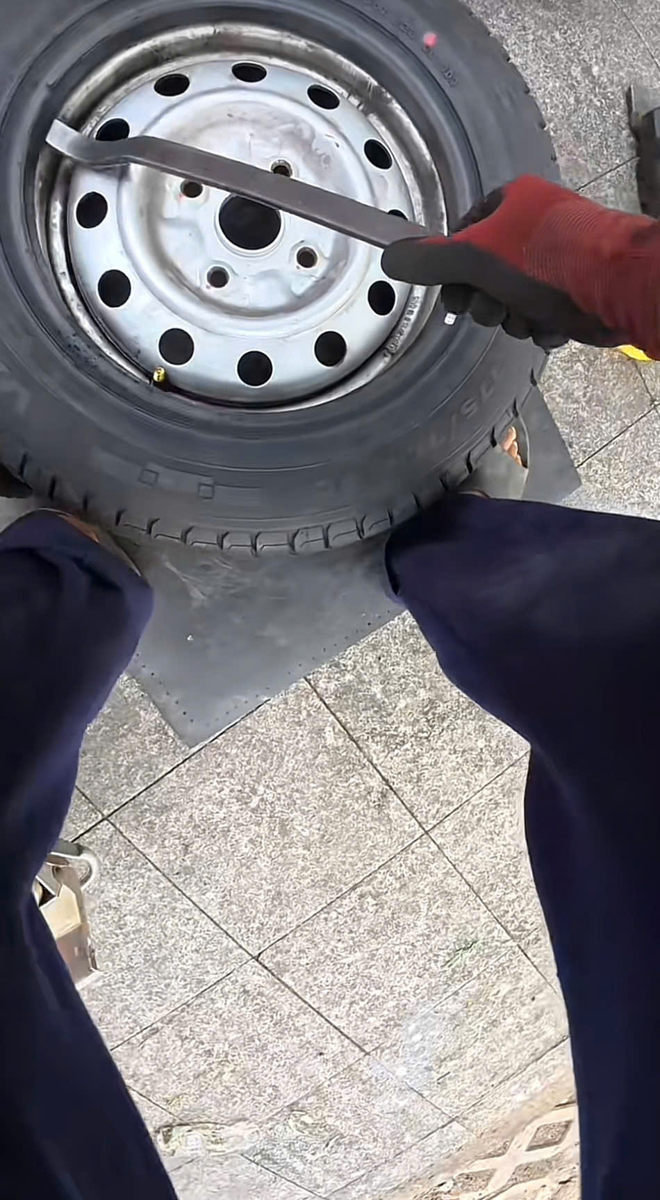 Vá vỏ ô tô giá rẻ tận nơi