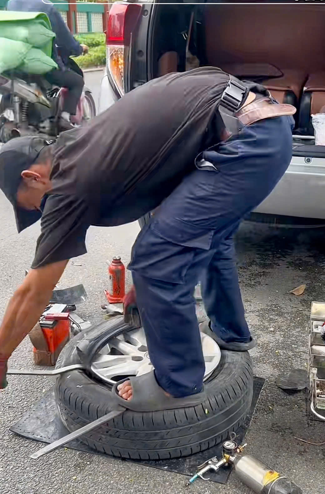 Vá vỏ xe hơi đang chạy