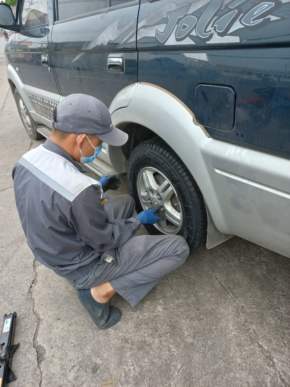 vá lốp ô tô trên đường Mỹ Phước Tân Vạn
